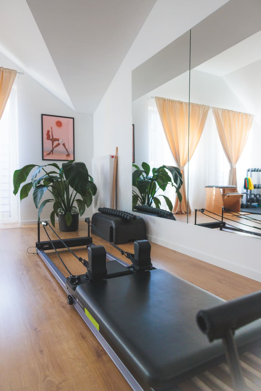 Reformer Balanced Body przy lustrze w studio Atelier Ruchu