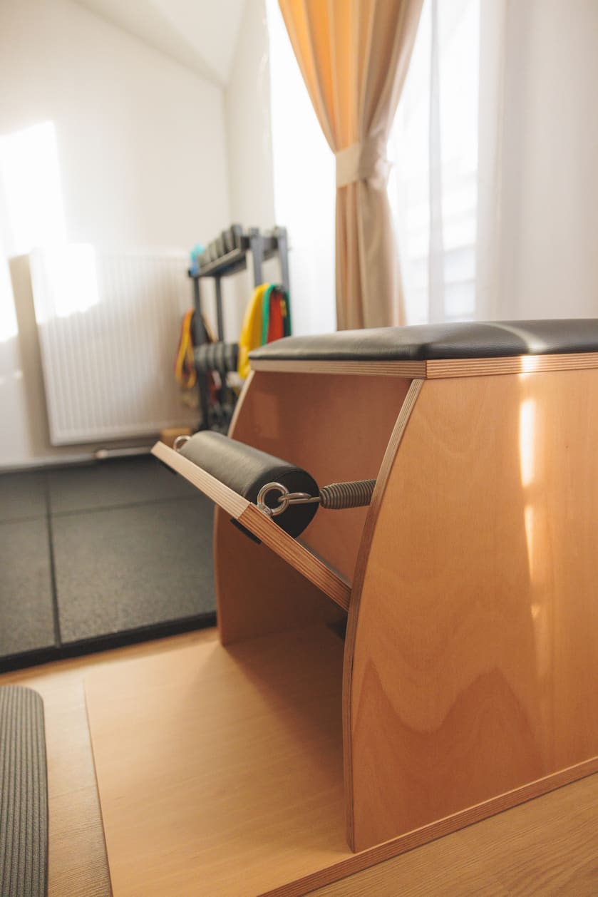 Drewniane krzesło do Pilatesu w studio Atelier Ruchu